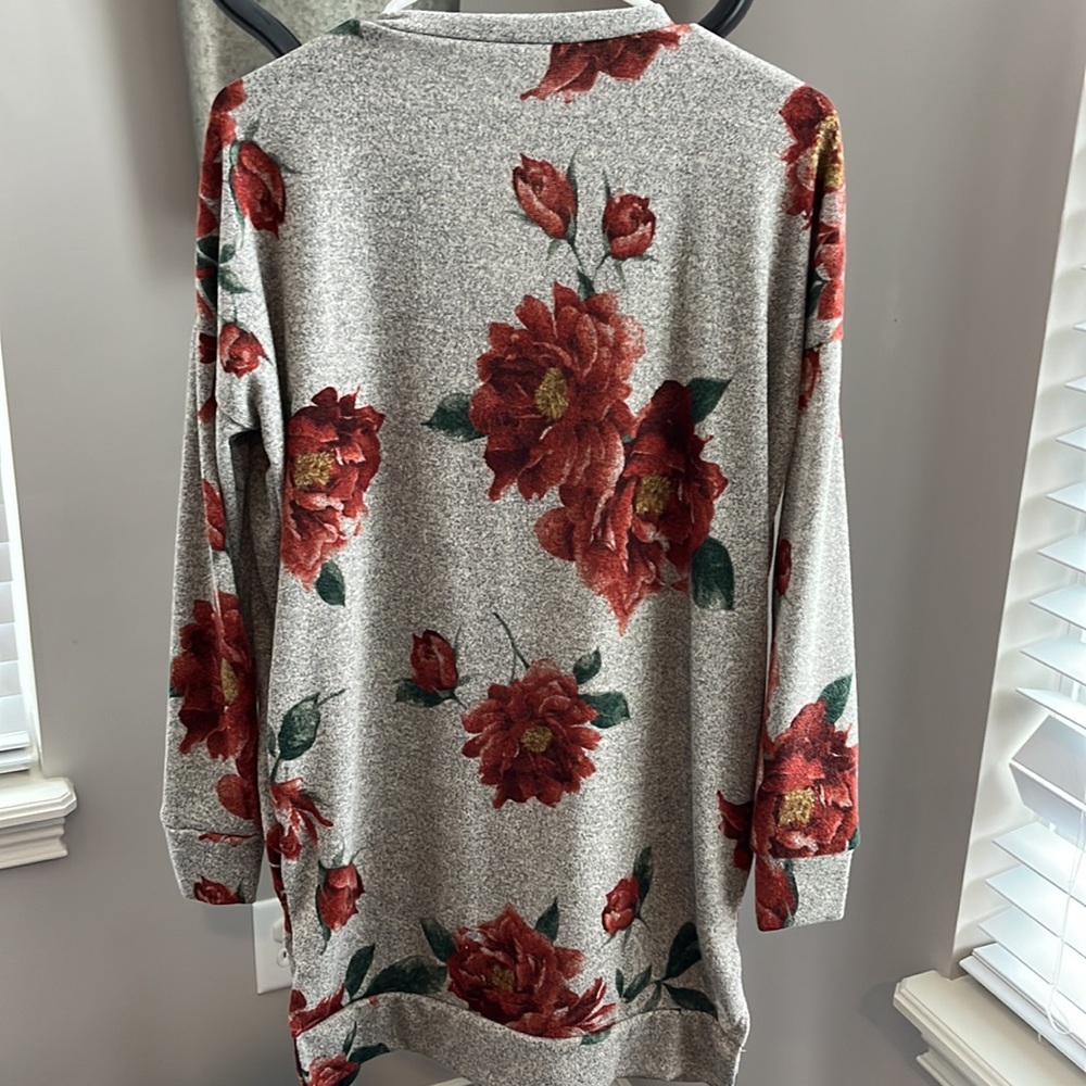 Floral oversized sweater type tunic. Size small - Picture 6 of 6
